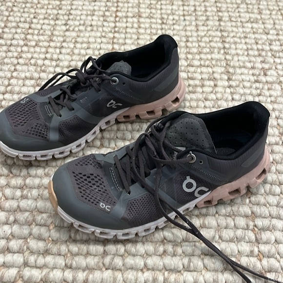 On cloud athletic shoes - Picture 1 of 7